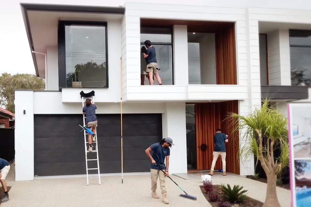 Schoonmaakteam maakt een nieuwbouwwoning schoon bij oplevering
