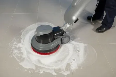 Schrobmachine reinigt een tegelvloer