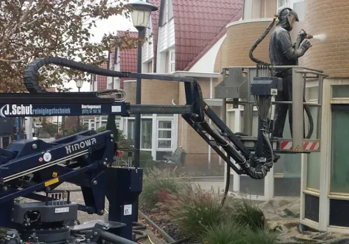 Gevelreiniging op hoogte met behulp van een hoogwerker