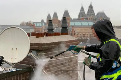 Hogedrukreiniging van een gevel en schotelantenne