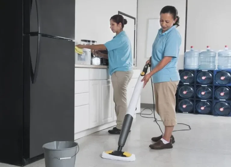 Medewerkers reinigen een bedrijfskantine tijdens reguliere schoonmaak